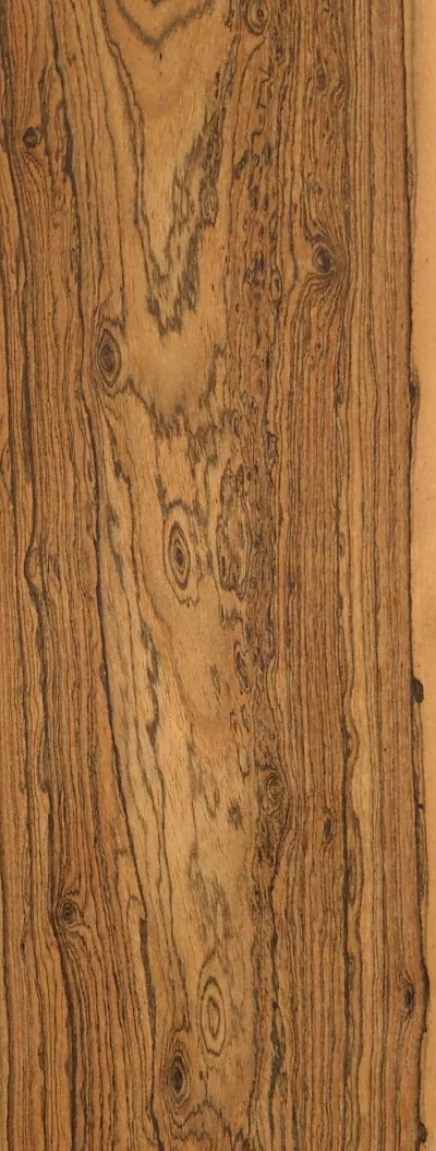 黃金檀的芯材顏色多為棕黃色或深褐色，帶黑色條紋，而且會隨著樹齡的增長顏色會變深。 在紋理方麵，通常是非常明顯相互交錯，質地均勻帶有油蠟效果，板麵有良好的光澤度。.webp.jpg